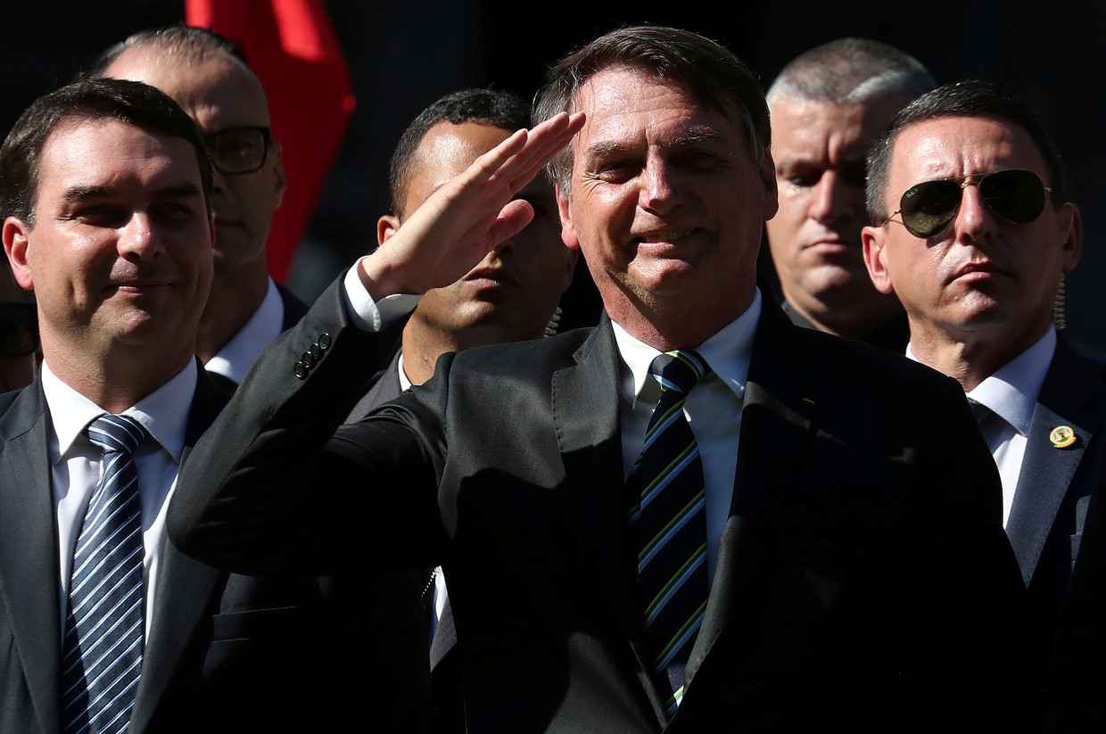 De Braziliaanse president Jair Bolsonaro met links zijn zoon Flavio.  Beeld Reuters