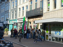 Al vroeg op de dinsdagochtend stonden er bij WAKU WAKU in Utrecht  weer demonstranten voor de deur.