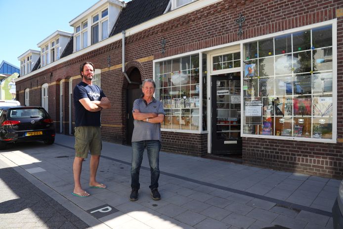 Ray Derkzen  (l) en Peter Passier bij de woningen en winkel Ray Elpee  in de Kleine Bleekstraat in Eindhoven.