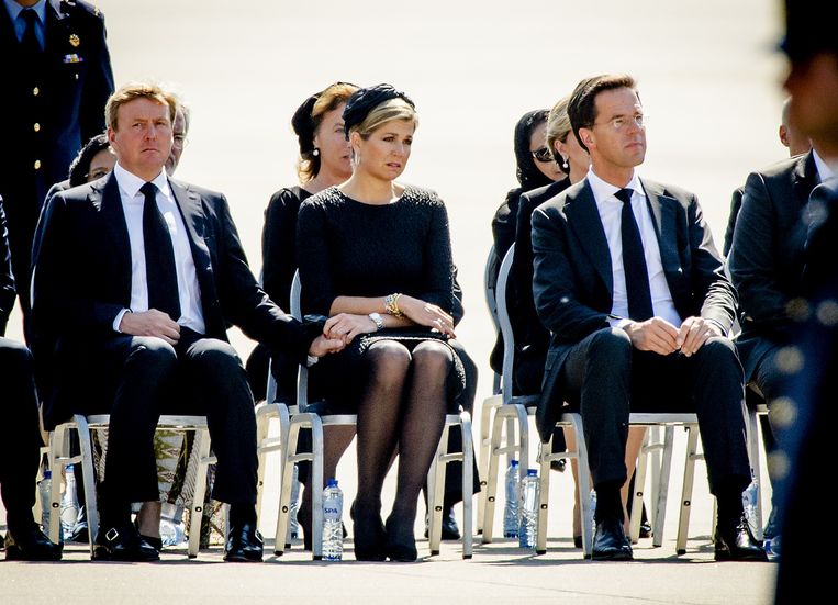 Koning Willem-Alexander, koningin Maxima en premier Rutte op vliegbasis Eindhoven tijdens de terugkeer van de eerste slachtoffers van vliegramp MH17. Beeld anp