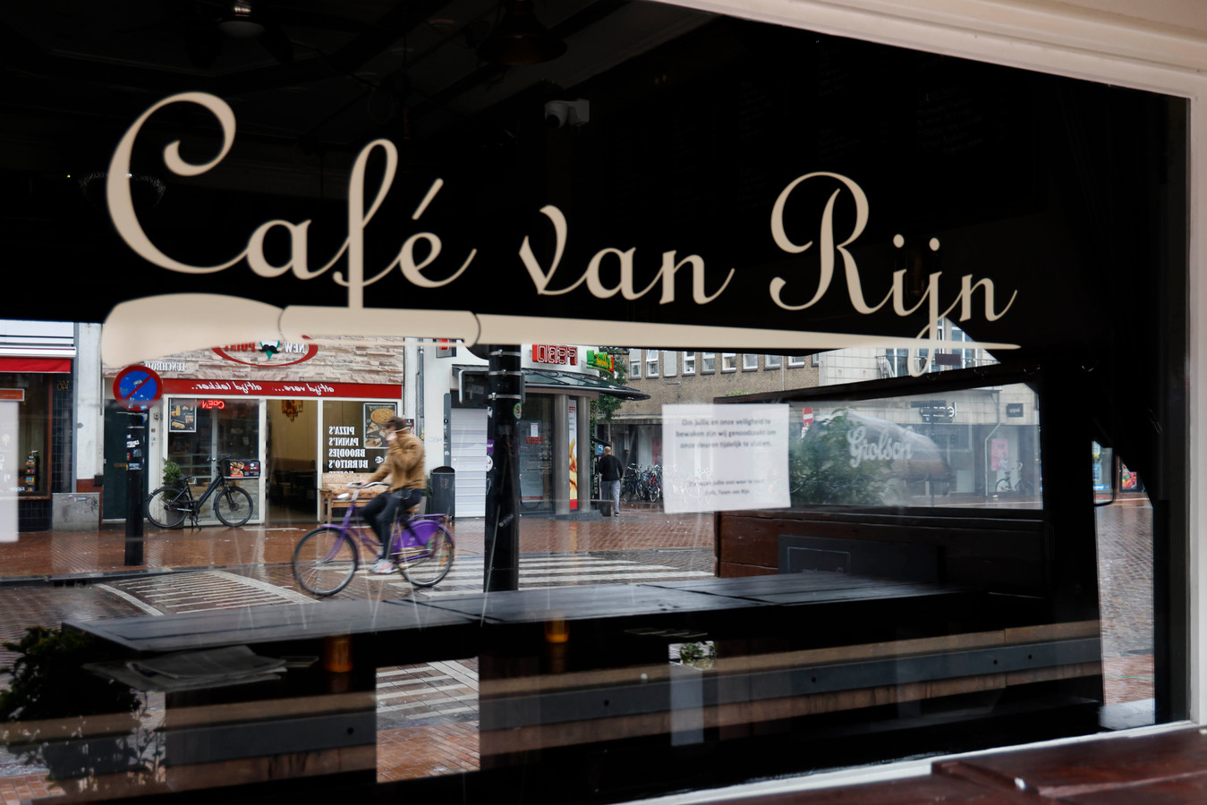 51 (!) besmettingen gelinkt aan Nijmeegs café Van Rijn, kroeg lijkt ...