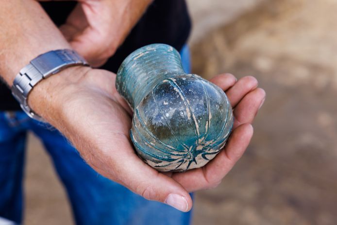 Een glazen buidelbeker is na 1500 zonder een enkel krasje opgegraven bij Gelderakkers in Hilvarenbeek. ‘Een wereldvondst', vinden de archeologen.