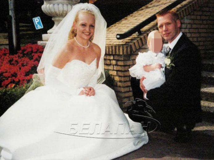 De overleden Katrina Khanyak, Robert-Jan Breukel en hun dochtertje bij hun huwelijk.