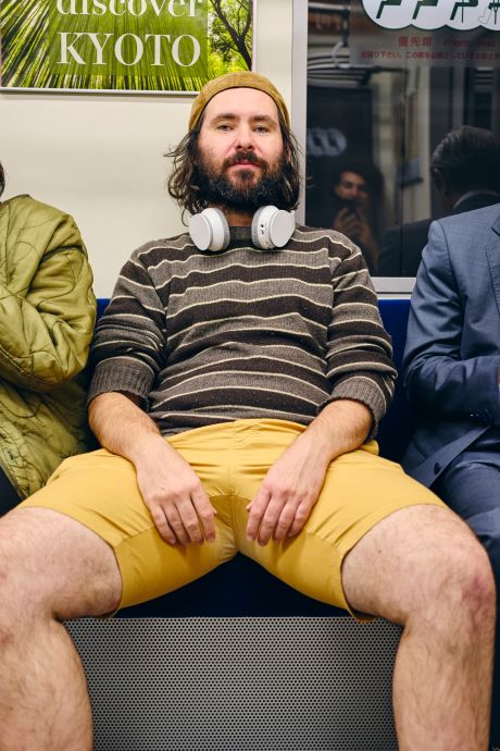 Pourquoi tant d’hommes pratiquent le “manspreading”? Leur excuse est “un non-sens total”