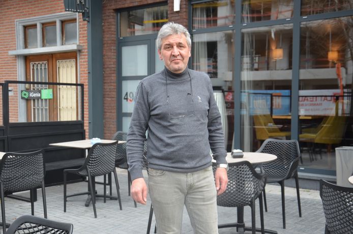 Uitbater Ramazan Cirpi van café Den Trappist aan het nieuwe terras.