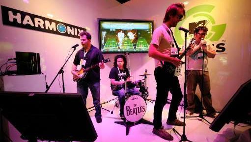 Paul McCartney et Ringo Starr ont présenté le jeu "The Beatles: Rock Band", qui fait revivre le quatuor mythique de Liverpool. "Nous adorons le jeu", a lancé Paul McCartney. "Qui aurait pu imaginer qu'on finirait comme des androïdes?"