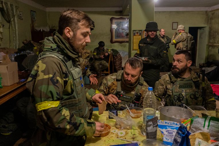 Oekraïense soldaten in een huis dat ze als tijdelijke uitvalsbasis gebruiken nabij Charkiv. Beeld AP