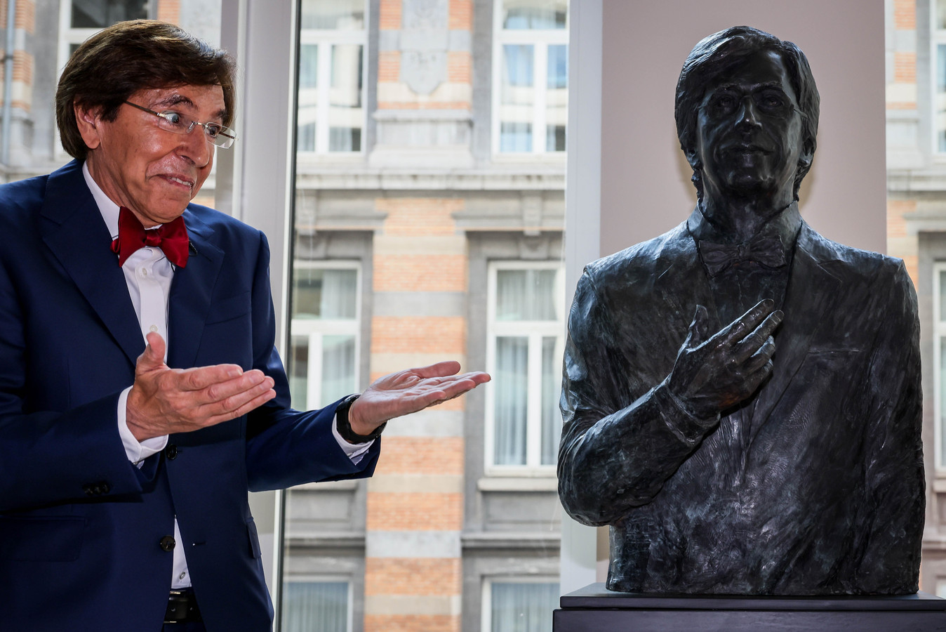 Elio Di Rupo pose avec son buste à la Chambre, ce 22 avril 2022.