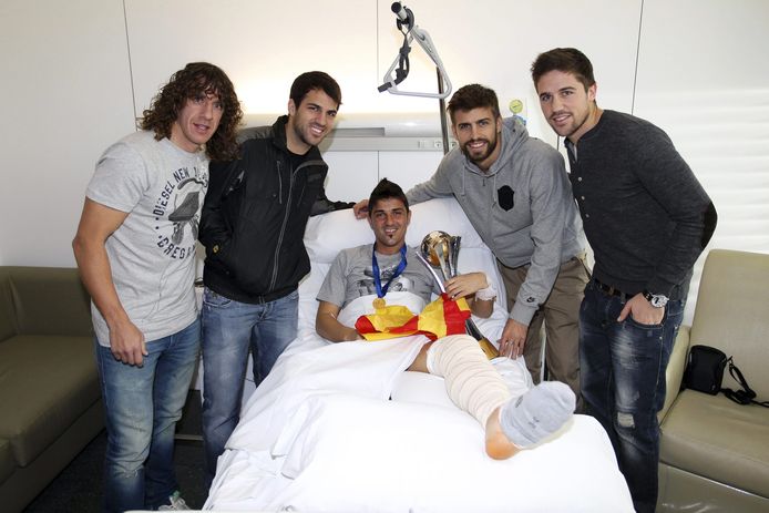 Een foto uit 2011: een geblesseerde David Villa krijgt het bezoek van (vlnr) Carles Puyol, Cesc Fabregas, Gerard Pique en Andreu Fontas.