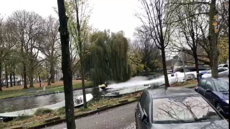 Waterscooters halen auto’s in op Stadhouderskade