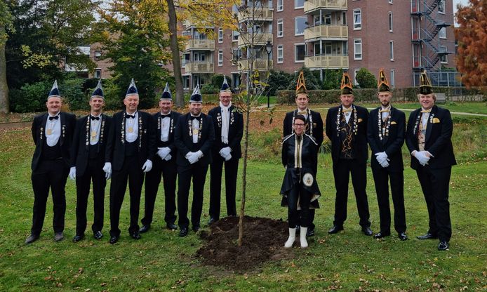 Afgevaardigden van De Thijdarren en Oelewappers bij de net geplante boom.