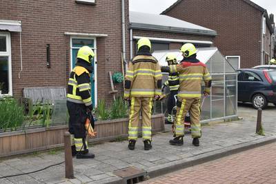 Klusser raakt gasleiding tijdens werkzaamheden in de voortuin, straat afgesloten