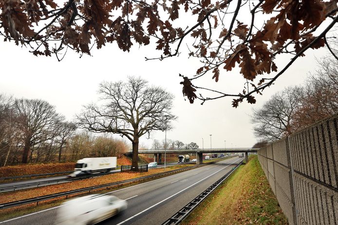 De A58 tussen de knooppunten Galder en Sint Annabosch wordt verbreed naar twee keer drie rijstroken.