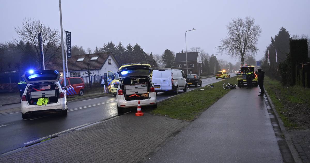 Gewonden door botsing tussen fietser en auto in Malden, Rijksweg afgesloten.