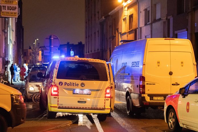 Het gerechtelijk labo, de politie en DOVO kwamen ter plaatse.