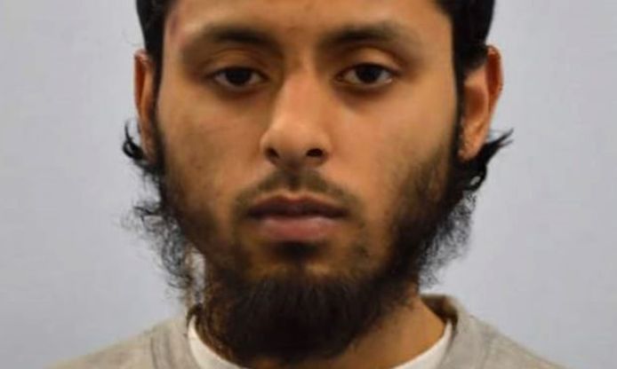 De 25-jarige IS-aanhanger Umar Haque liet volgens de autoriteiten terreurpropaganda zien aan zestien kinderen in een moskee in Londen, waar ze buiten schooltijd les kregen.