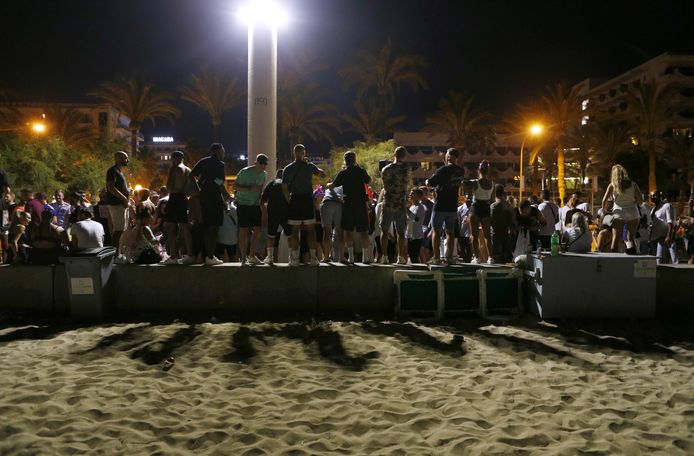 Foto ter illustratie: een groep jongeren op Mallorca.