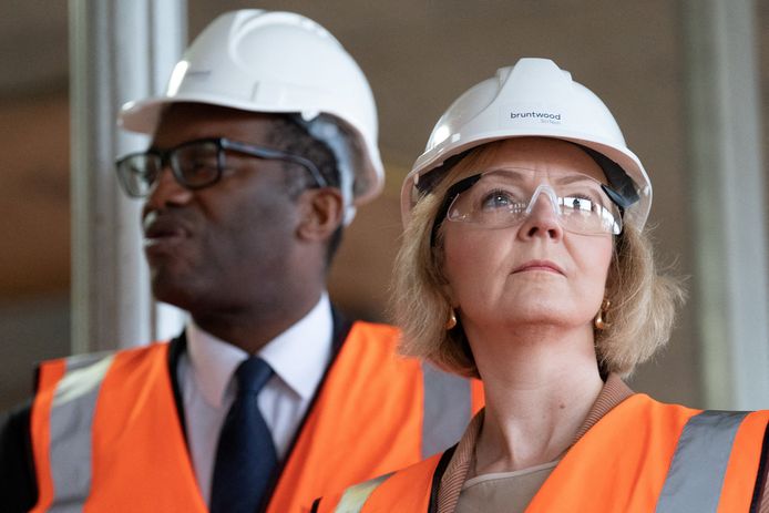 Liz Truss (rechts) moest al kort na haar aantreden haar vertrouweling Kwasi Kwarteng (links) ontslaan als minister van Financiën.