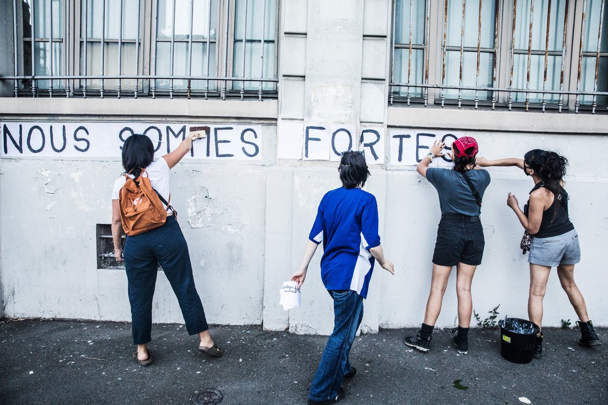 De feministische actiegroep Collages Féminicides gebruikt posters om aandacht te vragen voor vrouwen die door hun (ex-)partner worden vermoord. Beeld Aurélie Geurts