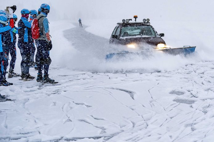 Door de vele sneeuw is het maar de vraag of er geschaatst kan worden op de Weissensee.