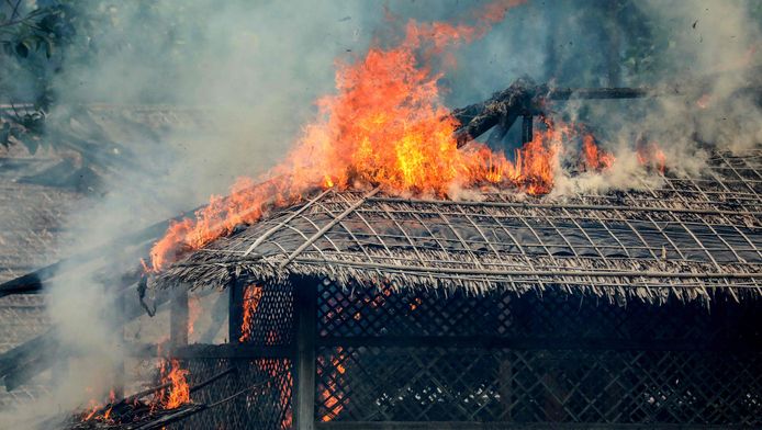 Verschillende Rohingya-dorpen werden in brand gestoken.