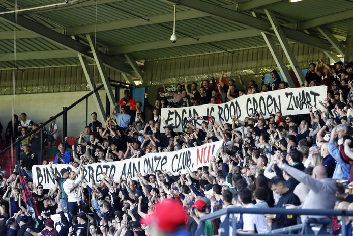 NEC-middenvelder Edgar Barreto bedankt de fanatieke aanhang voor de staande ovatie die hij krijgt tijdens de thuiswedstrijd tegen Go Ahead Eagles.