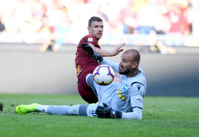 Vanja Milinkovic Savic probeert als doelman van SPAL Roma-spits Dzeko te stoppen.