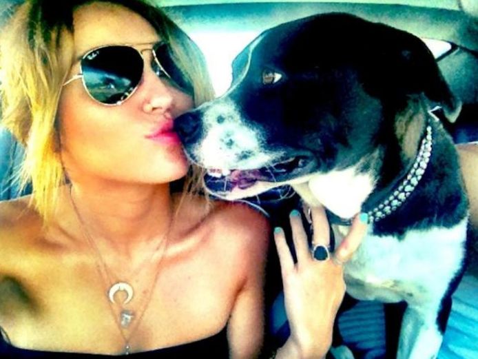 Miley Cyrus en haar hond Mary Jane.