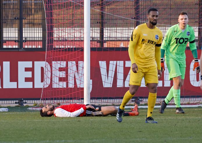 Feyenoorder Khalid Rahli baalt in de wedstrijd tegen SV Poortugaal. De Sportclub liet na om bovenin goede zaken te doen.