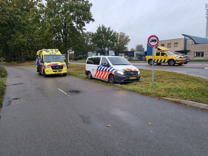 Hulptroepen zijn ter plaatste bij de Rondweg in Winterswijk waar twee Duitse auto's op elkaar botsten.