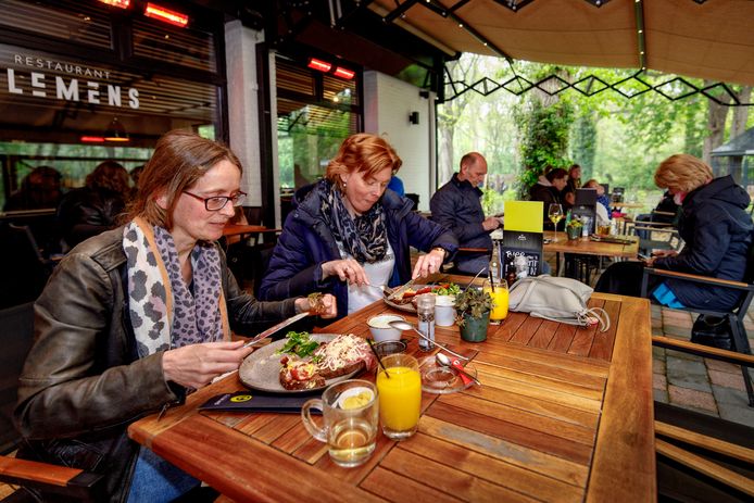 Er is enige twijfel over de kwaliteit en prijs van het eten. Dat wordt ruimschoots goedgemaakt door de mooie locatie, het fraaie 
terras en de voorbeeldige bediening.