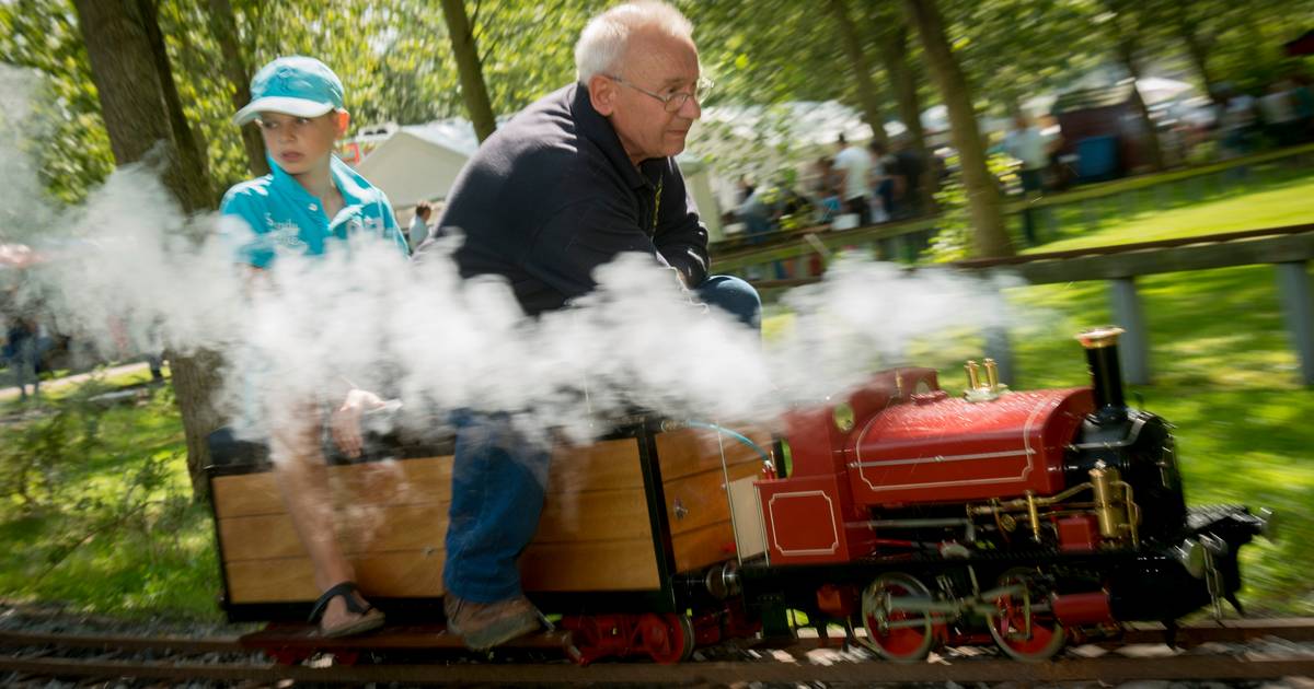 De miniatuur stoomgroep, modelbouwers en palingrokers trekken alle registers open tijdens jubileumed