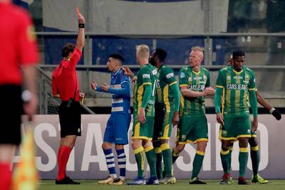Namli snapt niks van rode kaart: ‘Dan kan hij er wel tweehonderd geven’