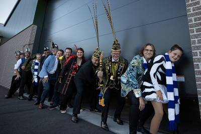 ‘Van idee naar tekening naar wagen’; samen lassen en lachen in nieuwe carnavalsbouwloods in Oostelbe