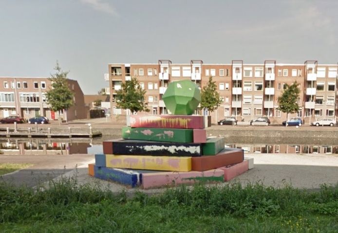 Het werk is eigenlijk veelkleurig. Nu is ongeveer de bovenste helft grijs.