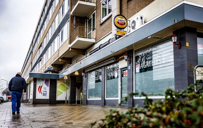 Café Bagatelle III is nog altijd open, ondanks alle pogingen van de burgemeester om de zaak voor langere tijd te sluiten.