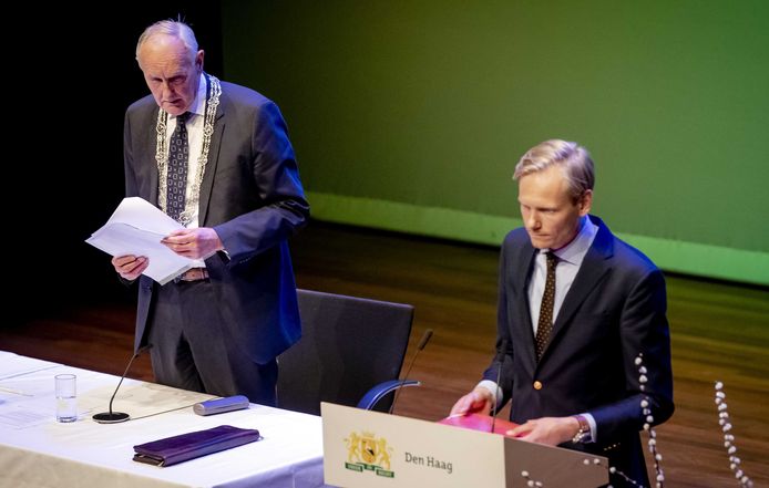 Waarnemend burgemeester Johan Remkes (VVD, L) en Chris van der Helm (VVD), voorzitter van de vertrouwenscommissie, tijdens een openbare raadsvergadering waarin Jan van Zanen (VVD), burgemeester van Utrecht, als nieuwe burgemeester wordt voorgedragen.