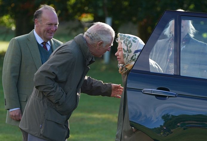 La reine Elizabeth descendant de voiture, début octobre