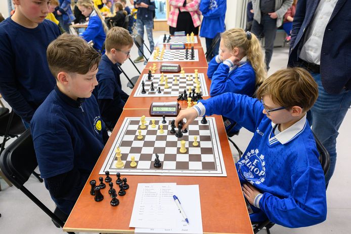 Olaf Dumay (l) van de Jan Wouter van den Doelschool uit Zierikzee en Bastijn Driessen van De Klimop uit Dreischor in actie.