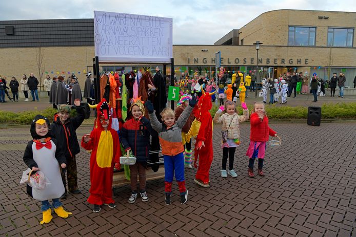 Deze Steense ratjes waren er al bij de (carnavals)pakken gaan neerzitten. Maar toch werd het feest!