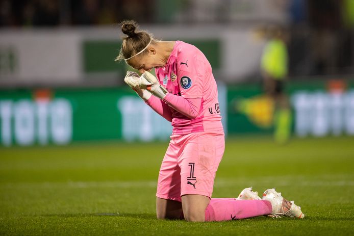 PSV-keepster Sari van Veenendaal viert de bekerwinst.
