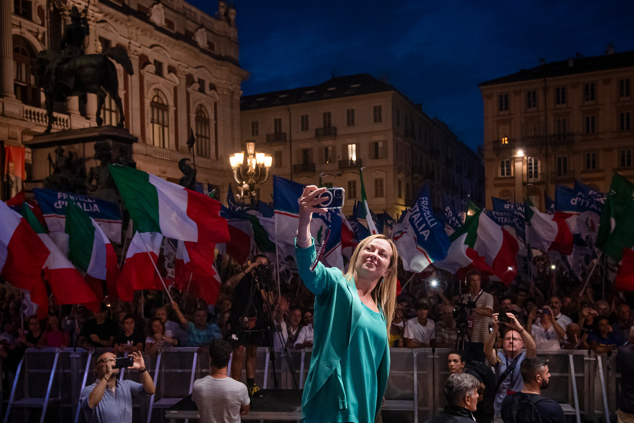 Giorgia Meloni neemt een selfie tijdens een rally voor de verkiezingen. Beeld LightRocket via Getty Images
