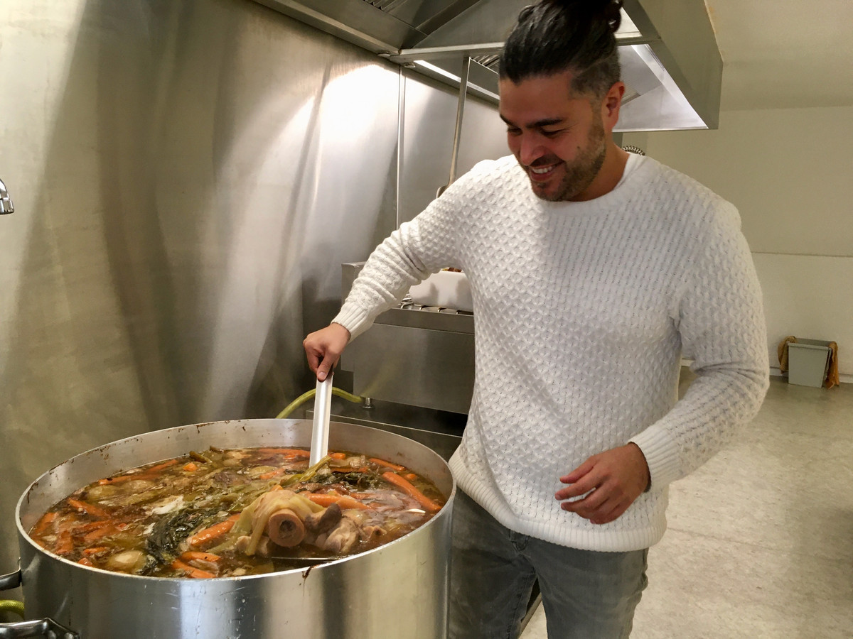 “Elke dag bouillon van beenderen drinken is heilzaam voor je lichaam”, zegt Kabir. Tot onze