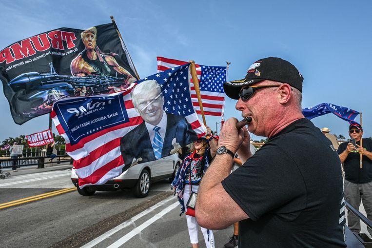 Supporters van de voormalige Amerikaanse president Trump afgelopen dinsdag bij zijn woning in Mar-A-Lago in Florida, toen daar een huiszoeking aan de gang was.  Beeld AFP