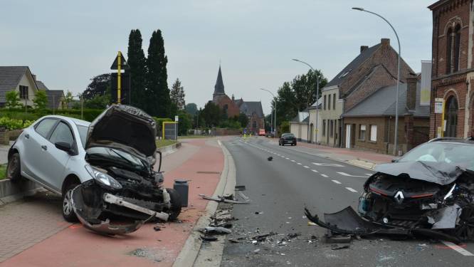 Twee gewonden bij frontale botsing op Sint-Andriessteenweg