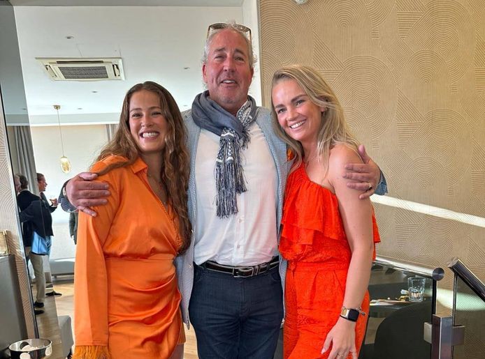 Mede-organisator Robbert-Jan Brugman van de Oranjeborrel met gastvrouwen Kayleigh en Luna.