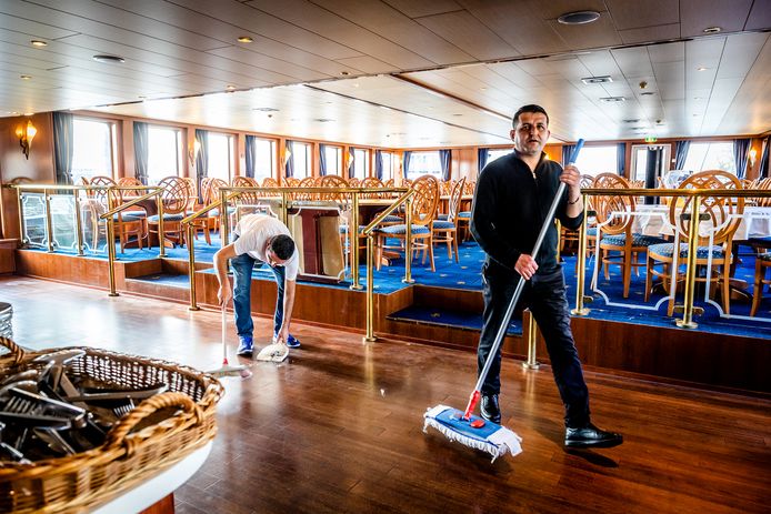 Cruiseschip Bellissima wordt gereed gemaakt voor de opvang van 130 Oekraïense vluchtelingen in Zwijndrecht.