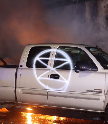 Weer logo Extinction Rebellion aangetroffen bij brand, meerdere pick-up trucks verwoest 