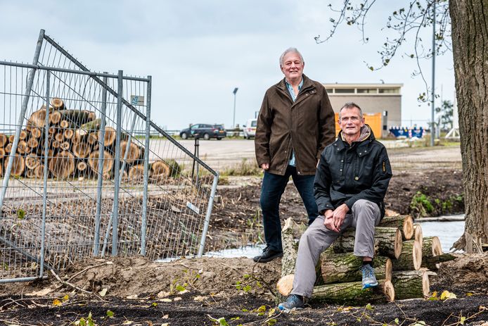 Mark van Lieshout (r) en Jan Teeuwen maken bezwaar tegen de bomenkap aan de Staalweg