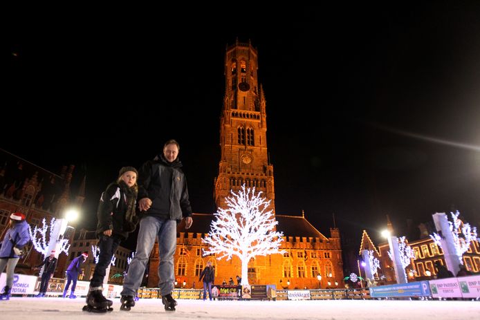 De ijspiste in Brugge. Voor oudejaarsnacht trokken een honderdtal mensen de piste op om er te dansen.